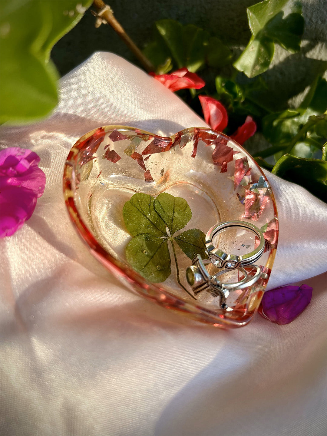 Fuchsia resin 4-leaf clover jewelry tray with rings 